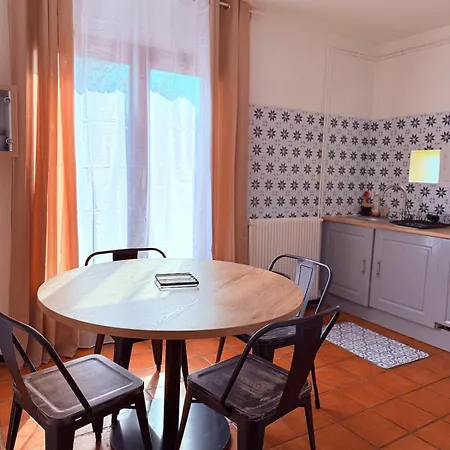 Maison Familiale A , 2 , Jardin , Piscine Et Parking Holiday home *