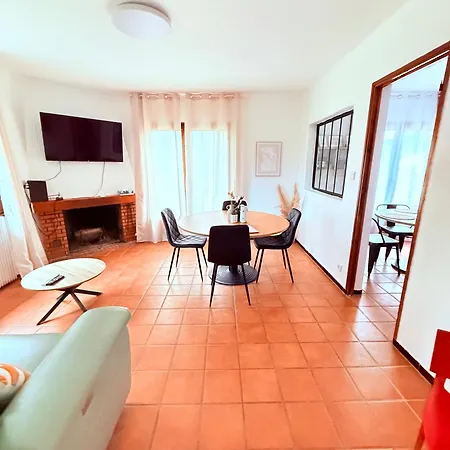Maison Familiale A , 2 , Jardin , Piscine Et Parking